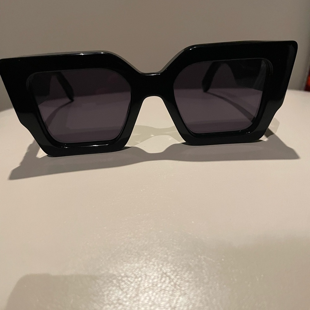Off WHITE SUNGLASSES BLACK